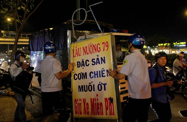 Chạy nháo nhào khi phố ăn nhậu vỉa hè bị dẹp