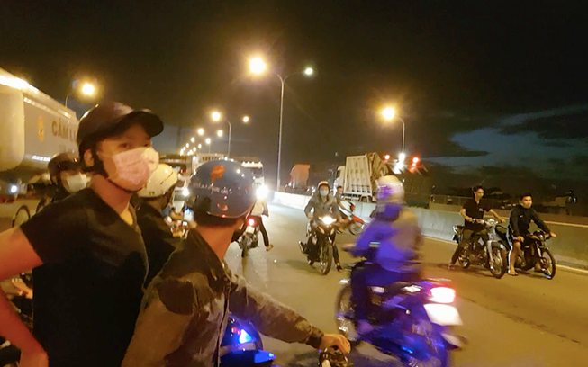 'Quái xế' chặn cầu Phú Mỹ, đe dọa tài xế container