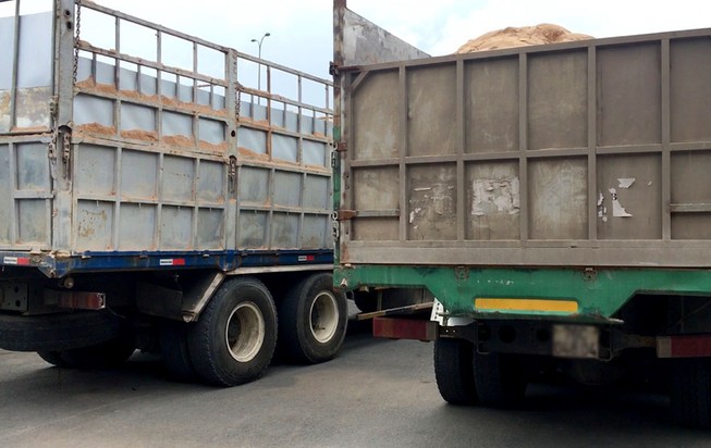 CSGT quận 12 mật phục bắt xe quá tải trên tuyến đê bao