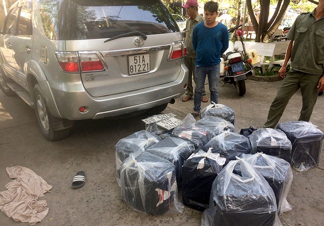 CSGT truy đuổi ô tô chở thuốc lá lậu 'như phim'
