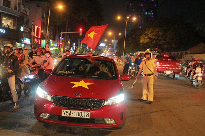 CSGT bố trí dày đặc bảo vệ U-23 đến sân Thống Nhất