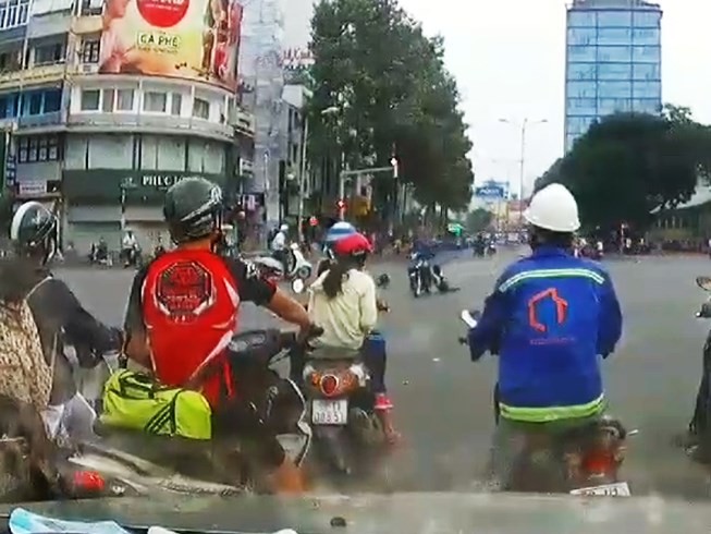 CSGT kể lại sự việc tên cướp kéo lê cô gái ở quận 1