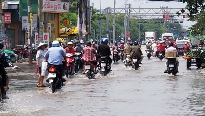 Quận Bình Tân nói gì về đường Hồ Học Lãm “tụ nước”?