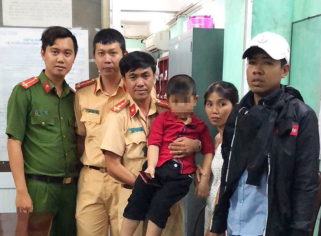 CSGT phát loa tìm người thân bé 5 tuổi bị lạc khi xem pháo hoa
