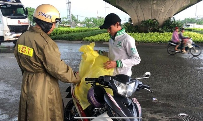 CSGT tặng áo cho dân vì cơn mưa lớn bất ngờ