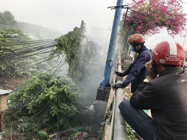 Hốt hoảng vì trụ điện bỗng dưng bốc cháy ở cầu Tham Lương