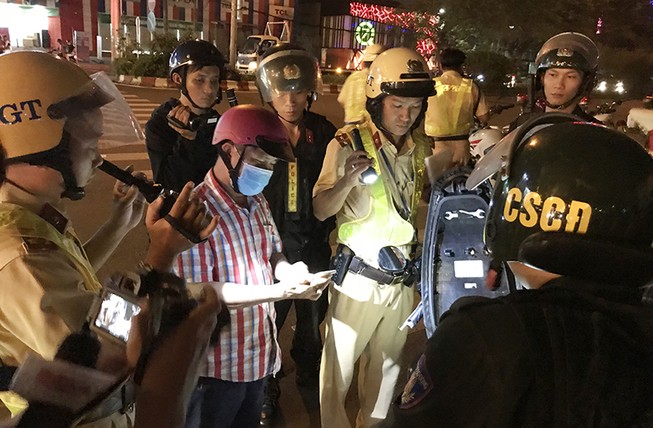 CSGT TP.HCM kiểm tra gắt gao các thanh niên nghi vấn