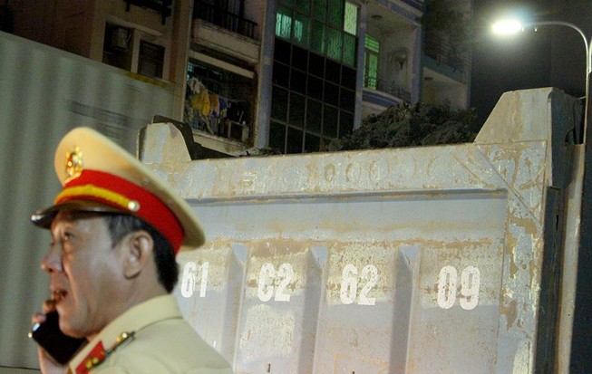 Xe ben làm rơi bùn đất xuống đường, bị CSGT phạt 2 triệu đồng