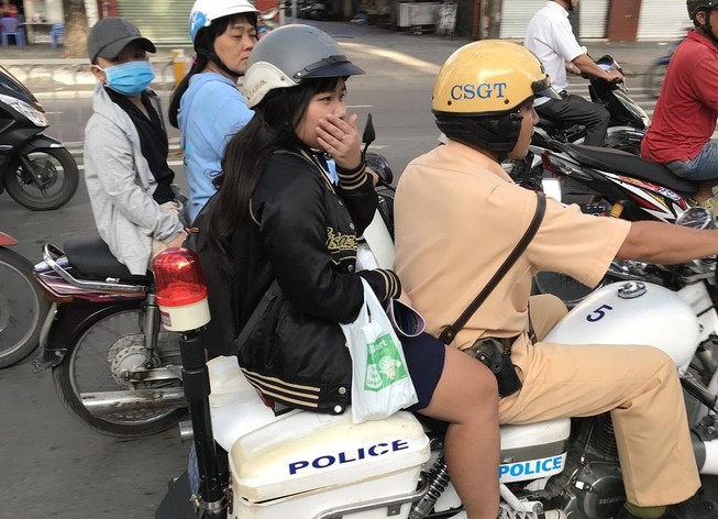 CSGT đưa đón sĩ tử trong mùa thi tốt nghiệp THPT