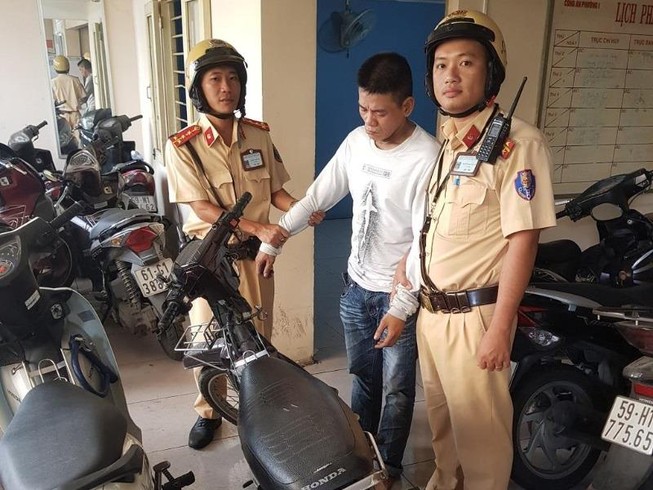 CSGT bắt thanh niên chơi game bắn cá vào nhà dân trộm xe