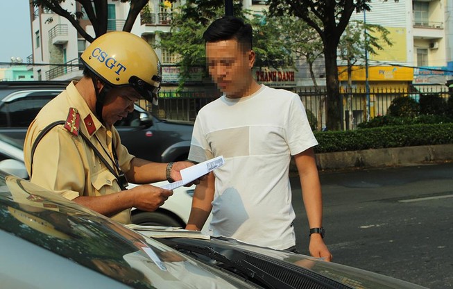 CSGT tổng kiểm tra vi phạm ngay trước quán bar, nhà hàng...
