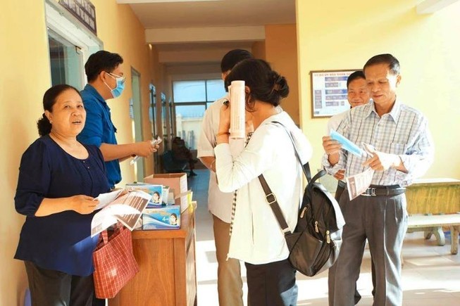 TP.HCM: Phường, quận tặng khẩu trang cho dân chống Corona