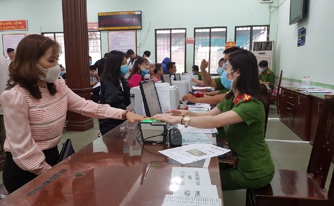 Tránh dịch Corona, Công an TP.HCM khuyên nên làm CCCD tại nhà