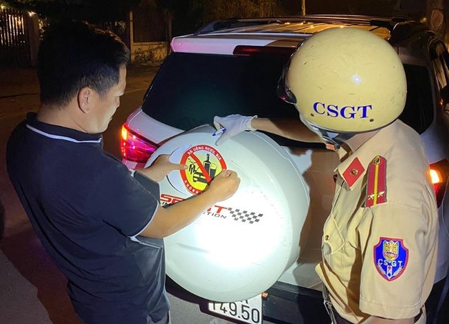 CSGT quận 12 tặng logo tuyên truyền cho tài xế