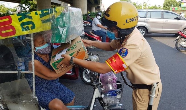 TP.HCM: CSGT tặng quà cho người nghèo bị ảnh hưởng COVID-19