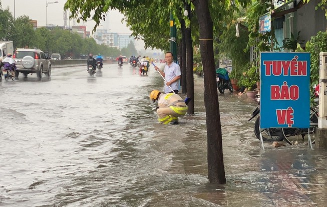 CSGT dầm mình móc rác, điều tiết giao thông dưới mưa ở Thủ Đức