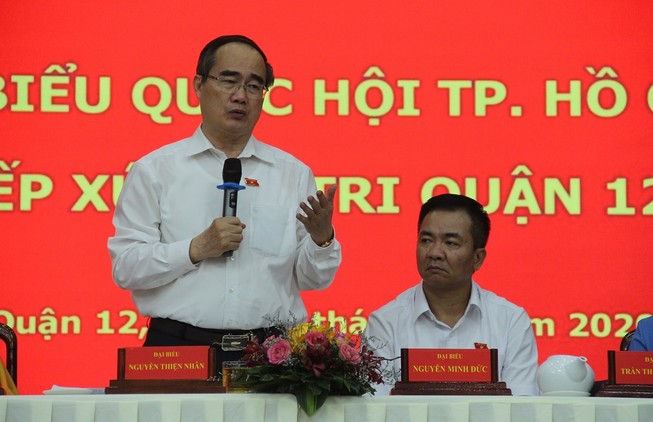 Ông Nguyễn Thiện Nhân lắng nghe bức xúc của cử tri quận 12