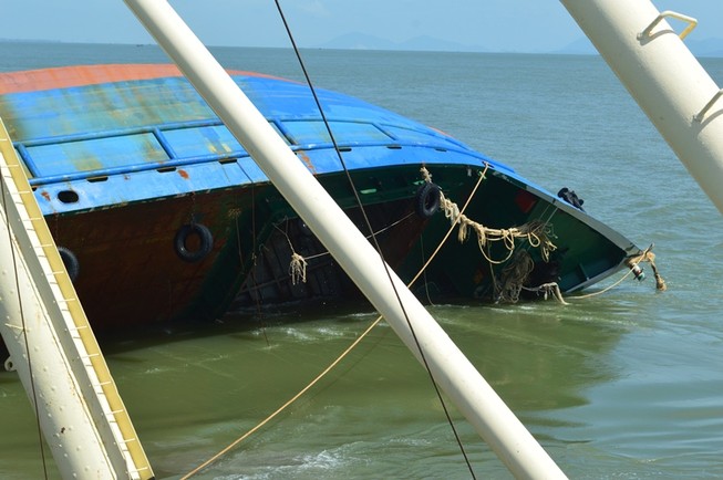 Toàn cảnh tiến hành trục vớt tàu Hoàng Phúc 18