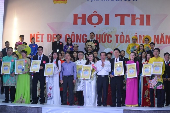 'Quan tòa' thi tài năng, trình diễn áo dài