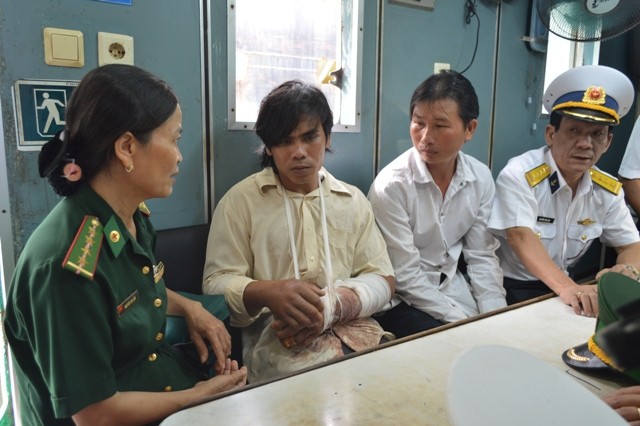 Tàu hải quân đưa ngư dân gặp nạn vào bờ