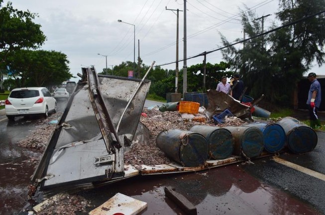 Xe tải nổ lốp, cá tràn ra đường