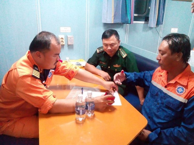 Tàu SAR kịp cứu ngư dân Bến Tre bị nạn trên biển
