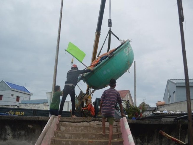Dân BR-VT thuê xe cẩu thuyền thúng lên bờ tránh bão