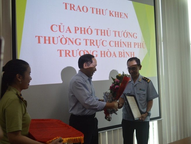 Hải quan thông tin về hành trình phá vụ 100 bánh cocaine