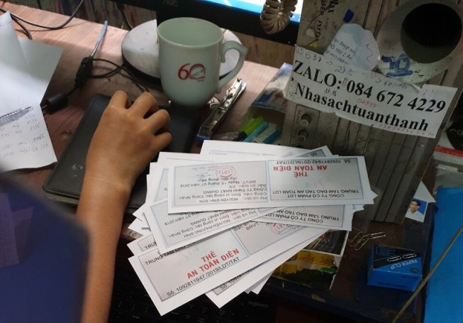 Thấy tiệm phôtô làm giả giấy chứng nhận liền báo cho công ty
