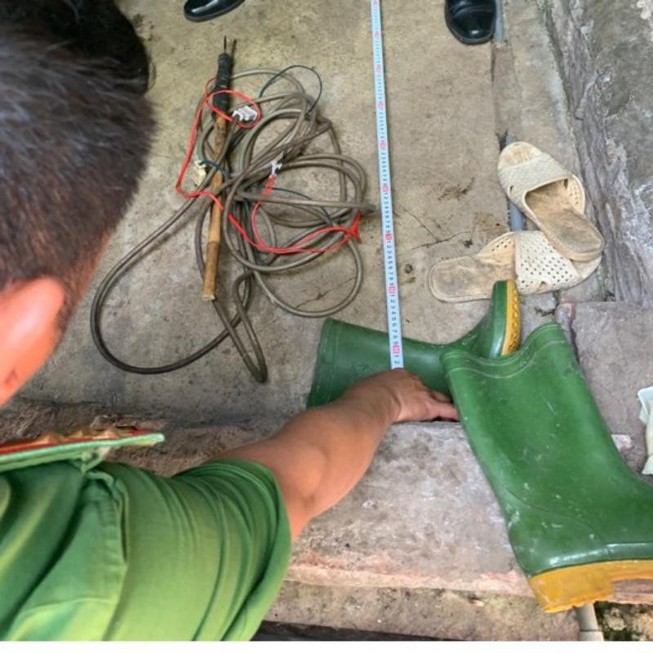 Bắt người chồng chích điện vào cổ vợ vì không đưa tiền trả nợ