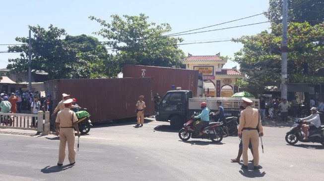 Ô tô đầu kéo húc hàng loạt xe máy rồi tông vào cổng chùa