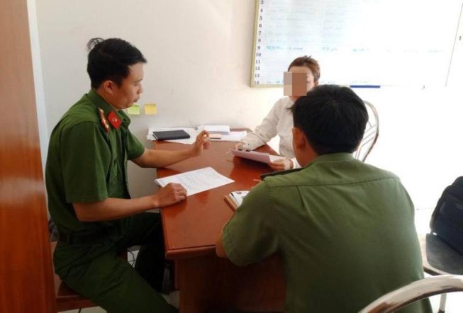 Chia sẻ thông tin sai về COVID-19, cô gái bị mời làm việc