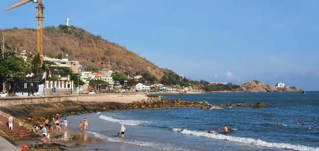 Bà Rịa-Vũng Tàu: Người dân được đi bộ, không được tắm biển