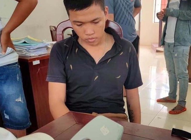 Nữ sinh 17 tuổi bị bạn trai tống tiền bằng 'ảnh nóng'