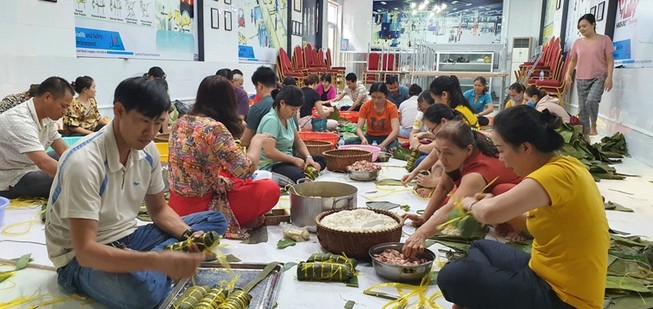 Vũng Tàu: Hàng ngàn chiếc bánh kèm muối mè gửi tặng miền Trung