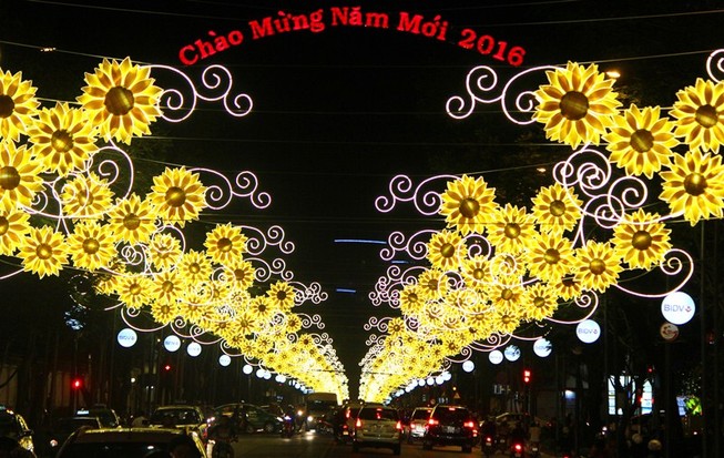 Phố Sài Gòn rực rỡ đèn hoa đón mùa xuân mới