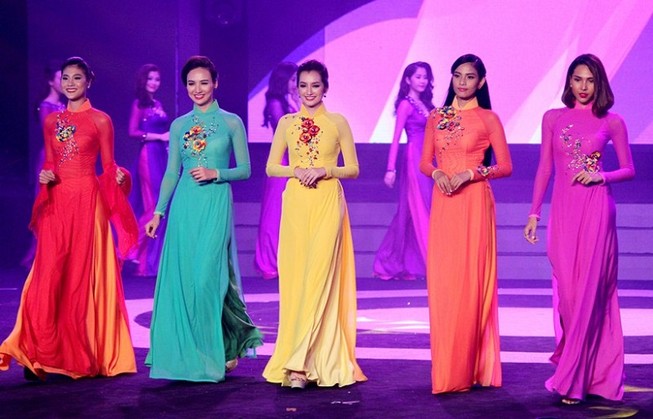Dàn người đẹp Việt khoe dáng trong 'Chào tuổi 30' báo Thanh Niên