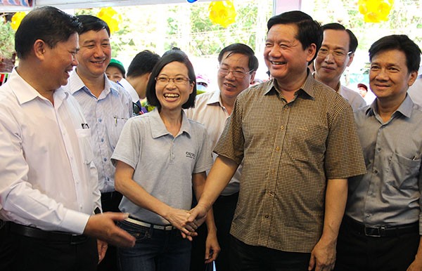 Bí thư Đinh La Thăng đến thăm Hội sách TP.HCM