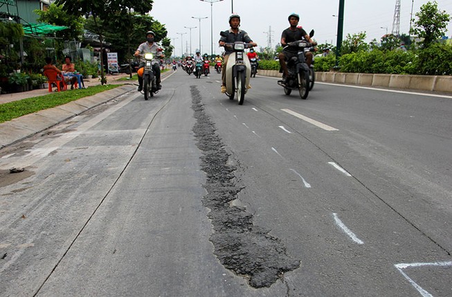 Đại lộ đẹp nhất TP.HCM xuất hiện nhiều vết nứt lạ