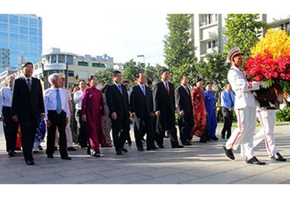 Lãnh đạo TP.HCM dâng hoa tri ân Chủ tịch Hồ Chí Minh