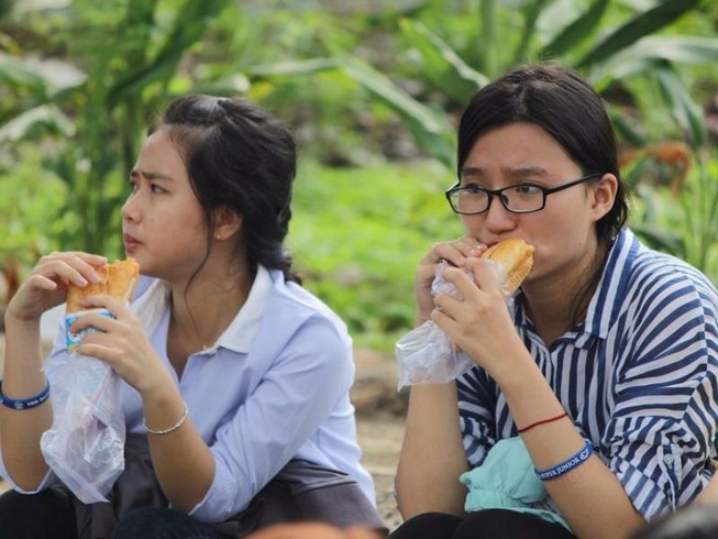 Fan Việt 'gặm bánh mì' chờ xem ca sĩ Hàn ghi hình