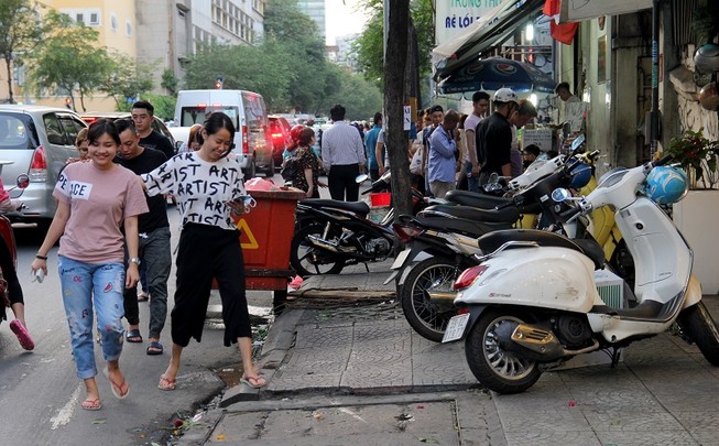 Còn nhiều vỉa hè cần PCT quận 1 ra tay “giải cứu“