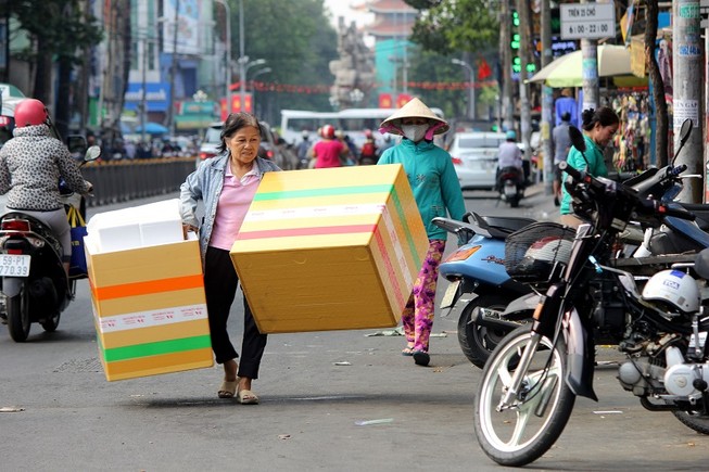 Vỉa hè của người đi bộ đang bị lấn chiếm khắp thành phố