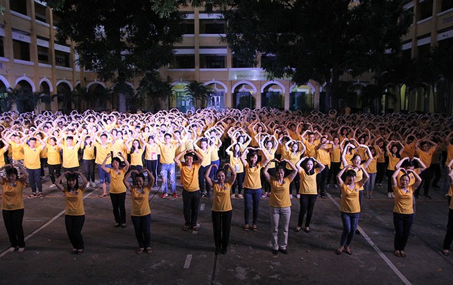 Thầy trò THPT Trưng Vương đồng diễn “Chúc mừng tuổi 18”