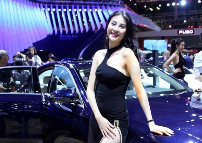 Dàn người đẹp khoe dáng tại VietNam Motor Show 2017