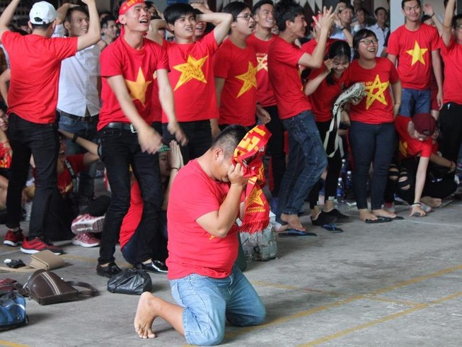 CĐV ôm mặt khóc, tiếc cho U22 VN chia tay SEA Games