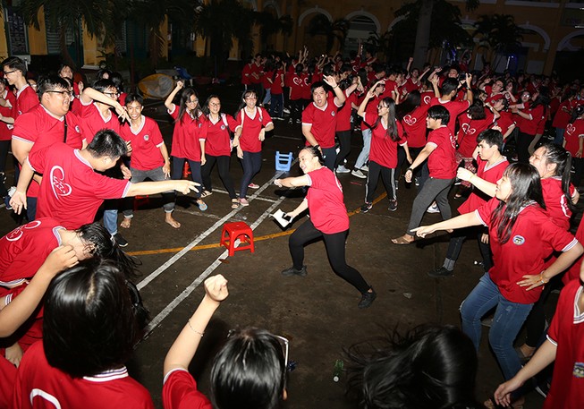 Học sinh Trưng Vương “cháy hết mình” đêm chúc mừng tuổi 18