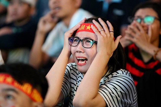 Cổ động viên thót tim xem Olympic Việt Nam làm nên lịch sử