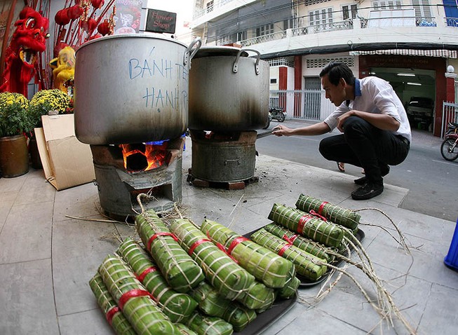 'Tối 30 đứa nào thức phụ má nấu bánh tét nè'