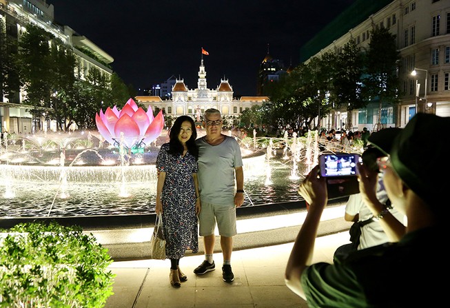 Thỏa thích check-in với đài sen phun nước trên phố Nguyễn Huệ